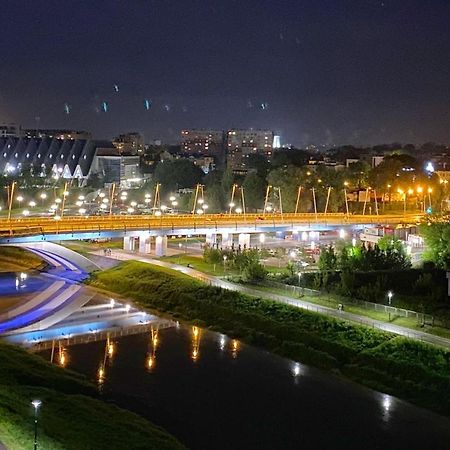 Capital Towers - Apartament Modern Z Widokiem Na Rzeke เชชูฟ ภายนอก รูปภาพ