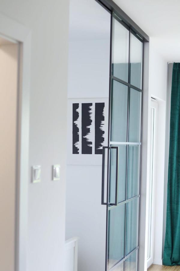 Capital Towers - Apartament Modern Z Widokiem Na Rzeke เชชูฟ ภายนอก รูปภาพ
