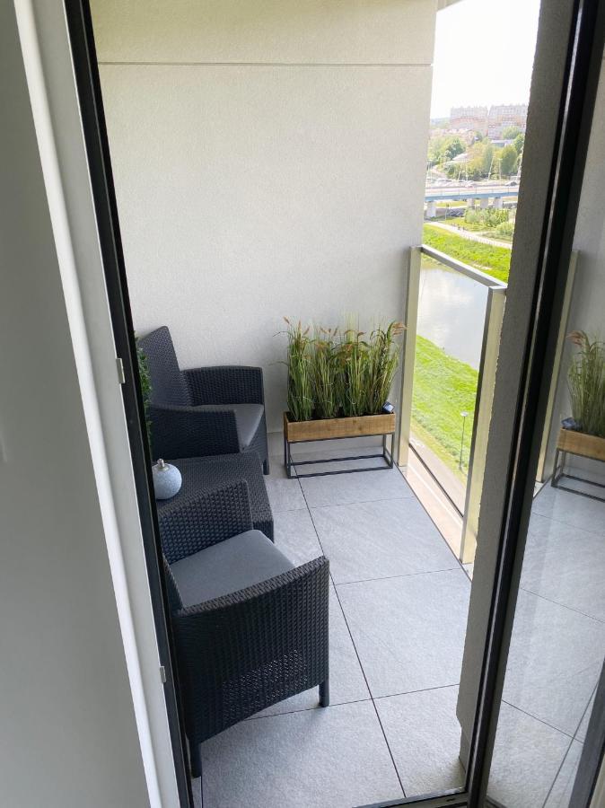 Capital Towers - Apartament Modern Z Widokiem Na Rzeke เชชูฟ ภายนอก รูปภาพ