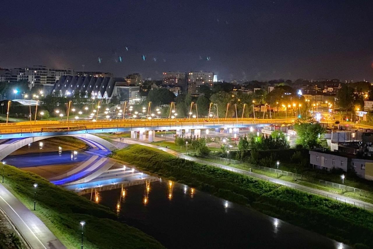 Capital Towers - Apartament Modern Z Widokiem Na Rzeke เชชูฟ ภายนอก รูปภาพ